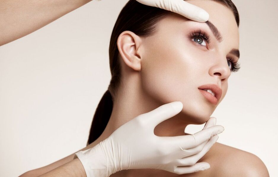cosmetologist memeriksa kulit wajah sebelum peremajaan